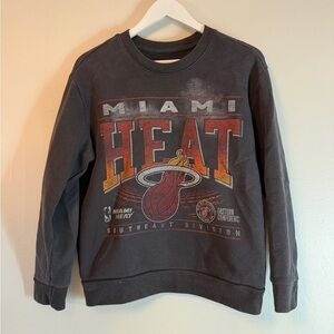 HOLLISTER NBA COLLAB RELAXED MIAMI HEAT GRAPHIC CREW SWEATSHIRT XS MEN FADED BLK